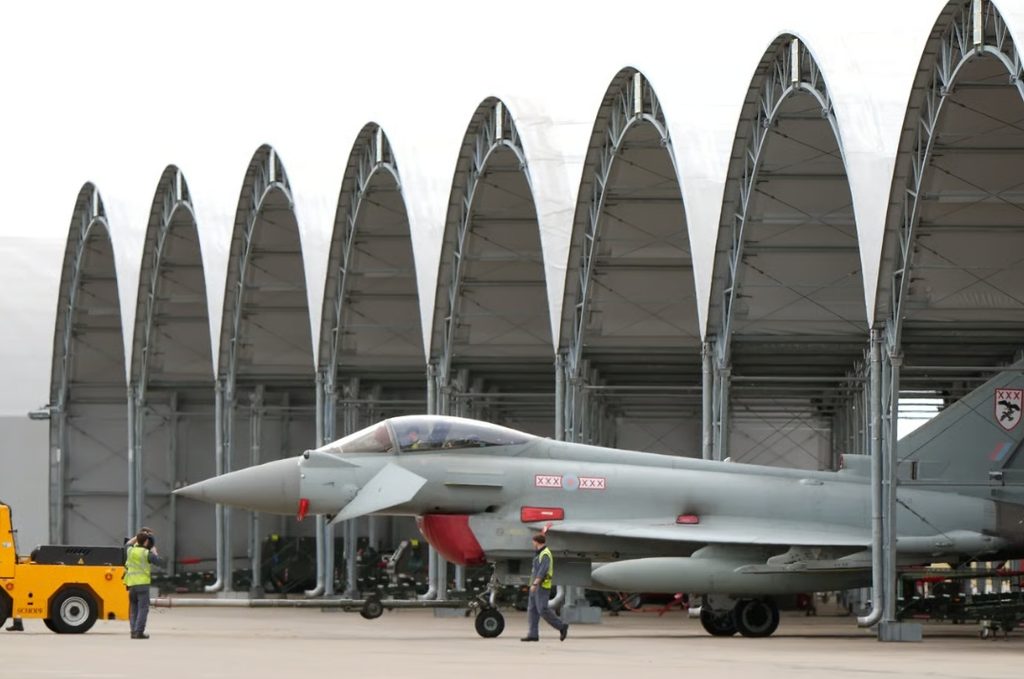 Истребитель Typhoon FGR4 на авиабазе RAF Coningsby в Линкольншире выезжает из ангара.