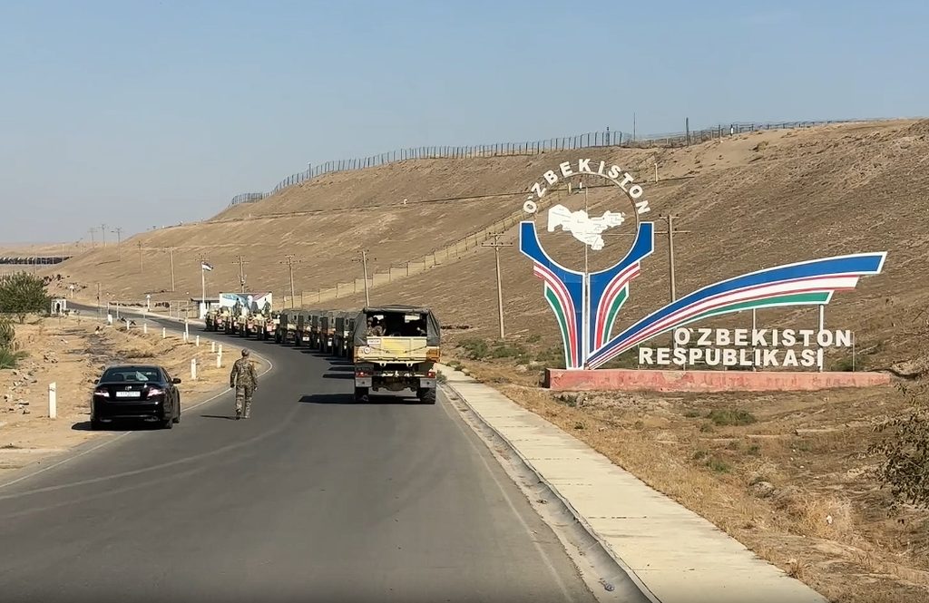 Колонна российской техники прибыла на границу Республики Узбекистан, на учения "Хамкорлик-2026". 20 октября 2026 года. 
