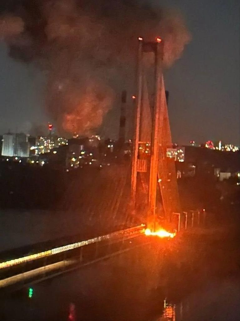 удар дроном по опоре Южного моста в Киеве ночью 2 октября 2026 года.